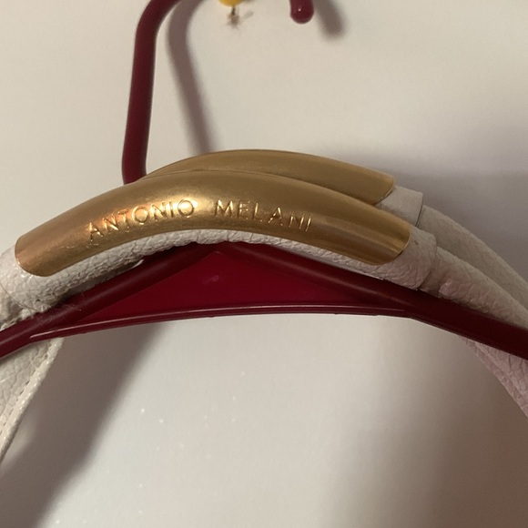 Antonio Melani white leather hobo bag with toggle closure - Picture 3 of 5